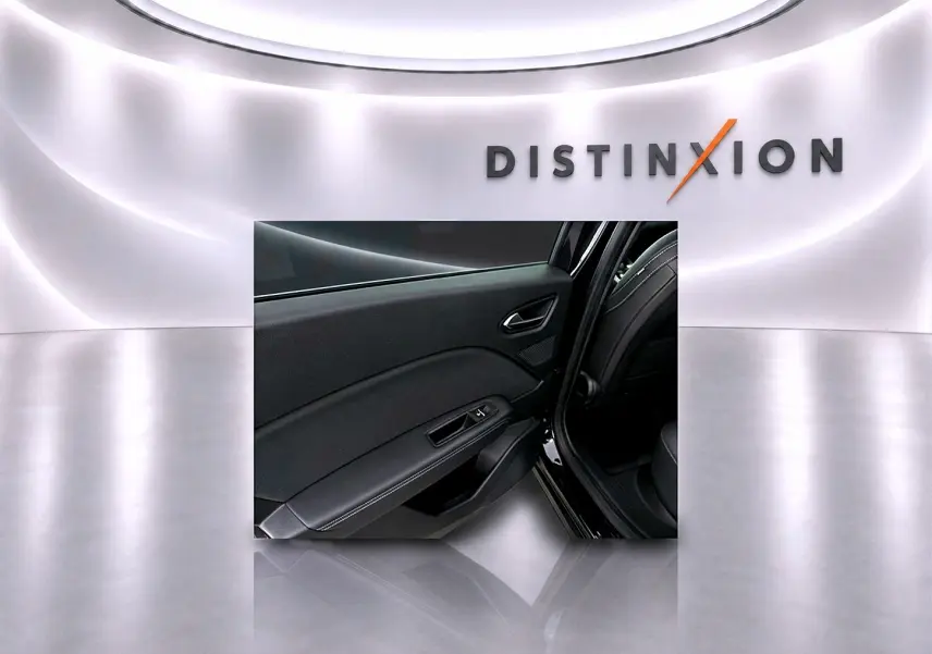 Vue rapprochée de la porte arrière gauche noire du Renault Symbioz 2026 avec accoudoir et commande de vitre.