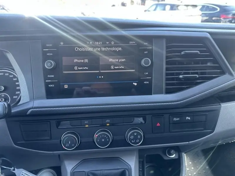 Tableau de bord du Volkswagen Transporter 2.0 TDI 150 Business 2022, avec écran tactile et commandes climatisation visibles.