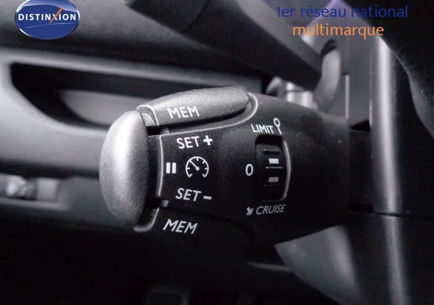 Gros plan sur la commande de régulateur de vitesse du Peugeot Expert Long gris Artense métal, intérieur noir.