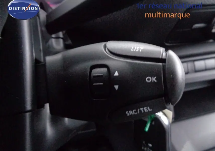 Gros plan sur la commande au volant du Peugeot Expert Cabine Approfondie gris Artense, version 2023, côté gauche.