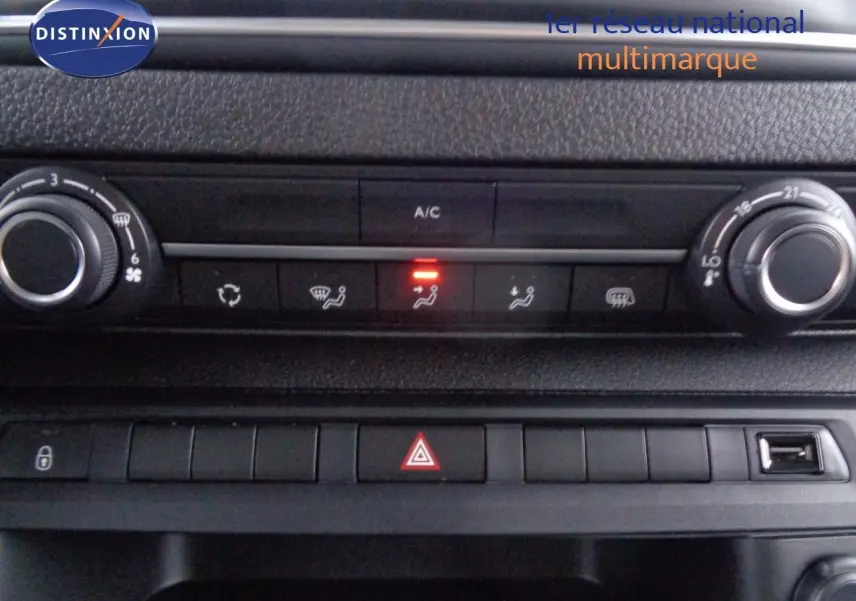 Vue rapprochée du tableau de bord du Peugeot Expert Long gris, mettant en valeur les commandes de climatisation et les boutons de sécurité.