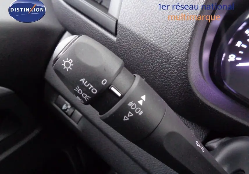 Gros plan sur la commande des phares du Peugeot Expert Long gris Artense, montrant les réglages d'éclairage automatique.