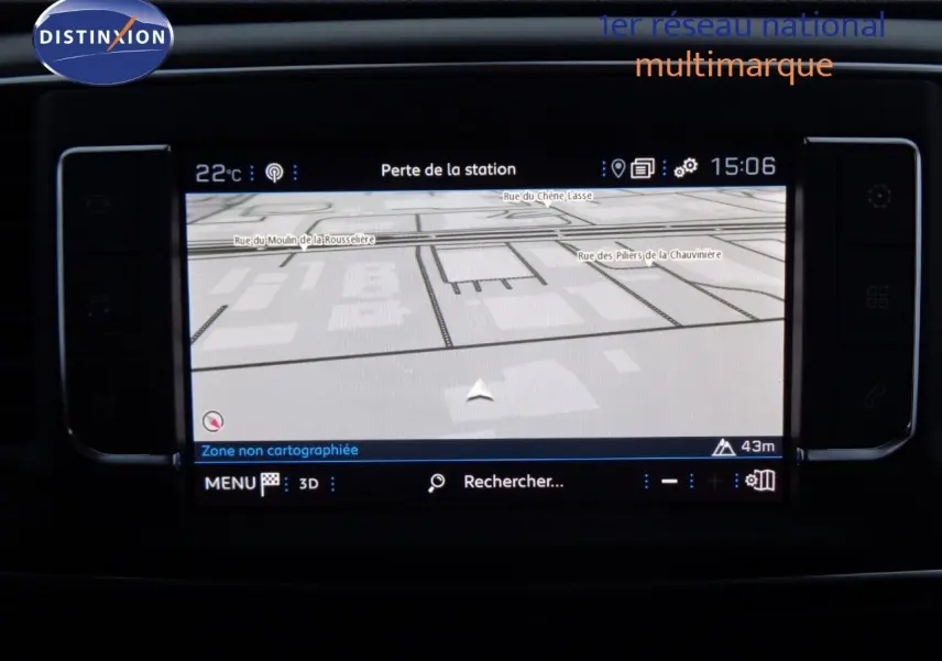 Écran tactile du GPS du Peugeot Expert Long 2023 affichant une carte en 3D en intérieur noir.