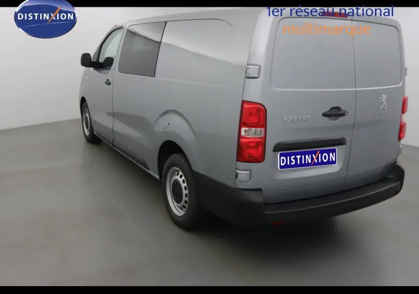 Vue 3/4 arrière gauche d'un Peugeot Expert Long gris Artense métal, fourgon utilitaire avec portes arrière battantes.
