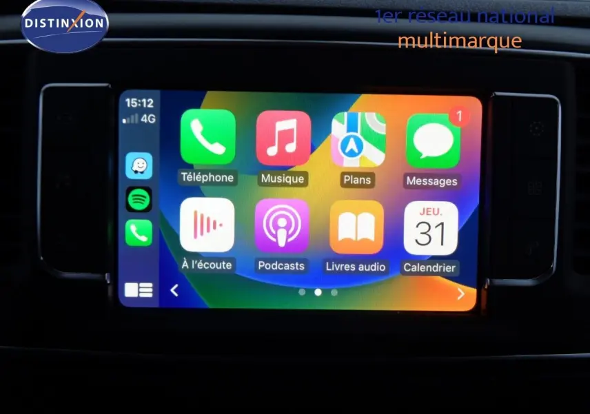 Écran tactile central du Peugeot Expert Long gris Artense, affichant l'interface Apple CarPlay colorée.