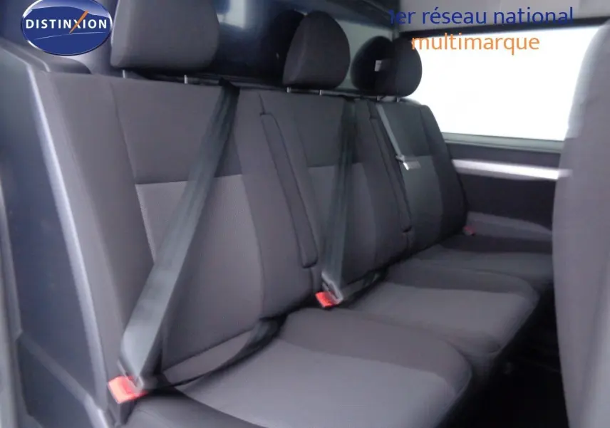Banquette arrière en tissu noir vue de côté droit dans un Peugeot Expert Cabine Approfondie gris 2023