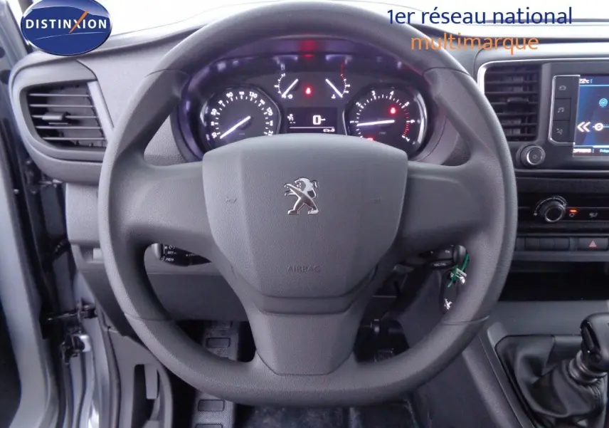 Vue centrée sur le volant noir du Peugeot Expert Long 2023, avec tableau de bord et écran tactile visibles.