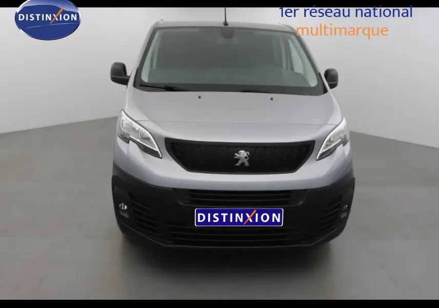 Vue frontale d'un Peugeot Expert Cabine Approfondie gris Artense métal 2023 avec calandre noire et logo lion central.