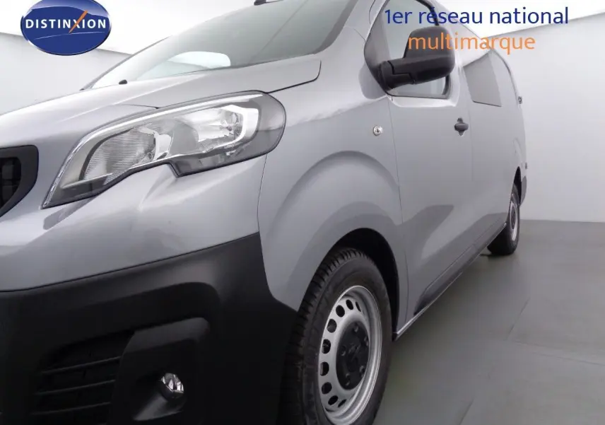 Vue 3/4 avant droit du Peugeot Expert Long gris Artense métal avec pare-chocs noir et jantes acier simples.