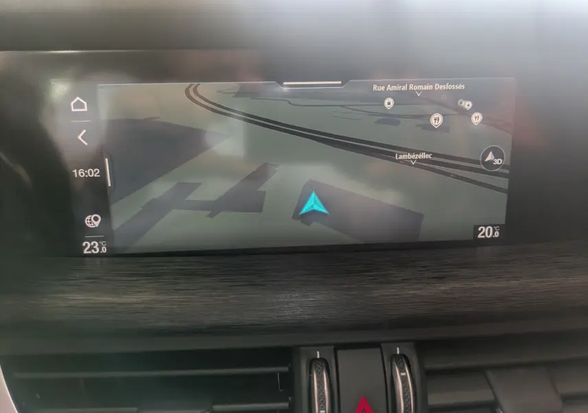 Écran central du tableau de bord de l'Alfa Romeo Stelvio 2023 affichant la navigation GPS et la température intérieure.