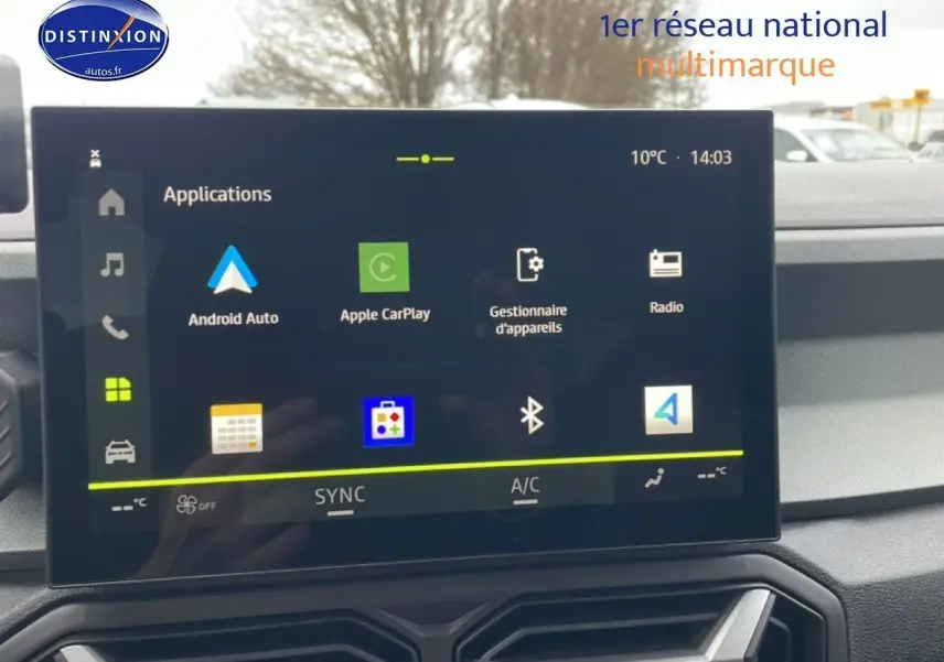 Écran tactile central du tableau de bord du Dacia Bigster 2025, affichant les applications connectées, vue intérieure.