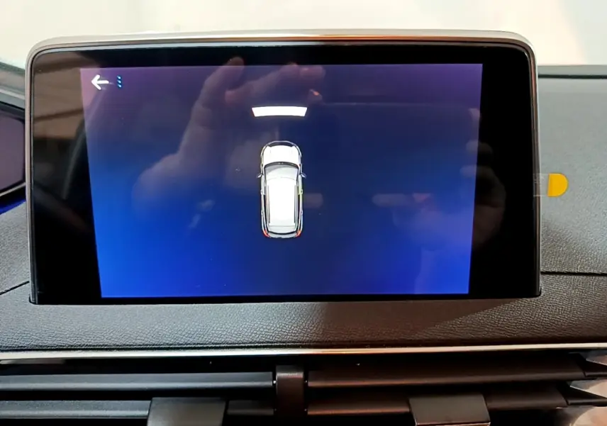 Écran tactile intérieur affichant la vue 3D du véhicule gris clair Peugeot 3008 Puretech 130, vue de dessus.