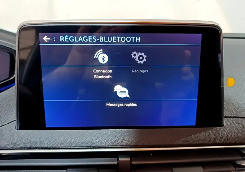 Écran tactile central affichant les réglages Bluetooth dans l'habitacle d'un Peugeot 3008 gris clair de 2020.