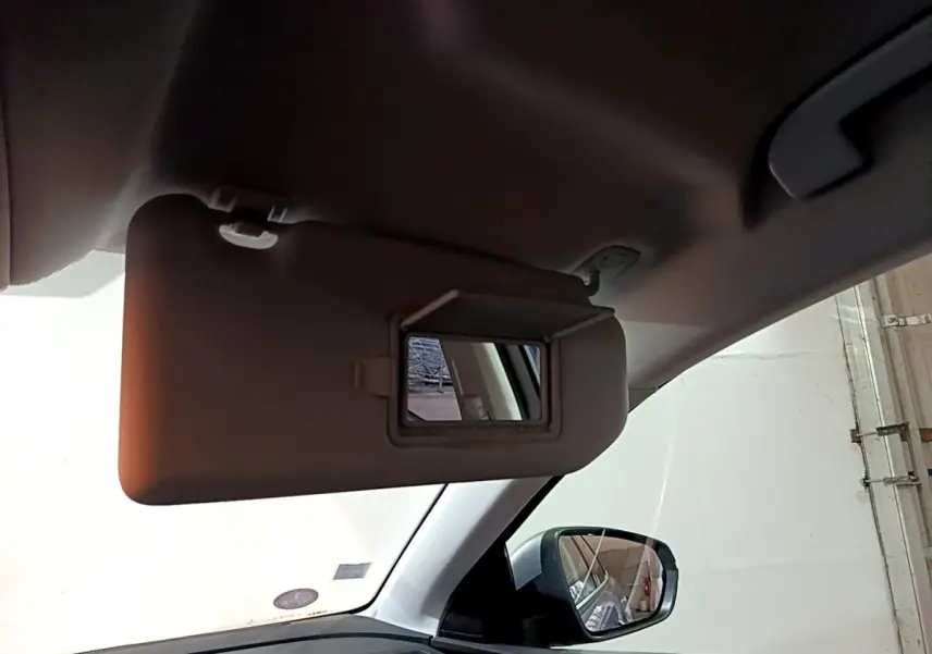 Détail du pare-soleil côté conducteur avec miroir intégré dans l’habitacle d’un Peugeot 3008 gris clair.