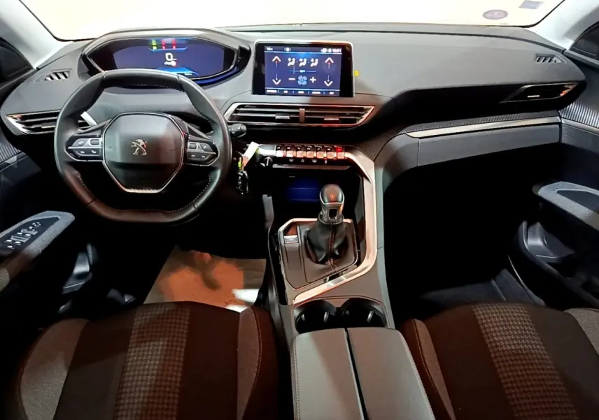 Vue intérieure avant du Peugeot 3008 2020 avec tableau de bord numérique, écran tactile et volant cuir multifonctions.