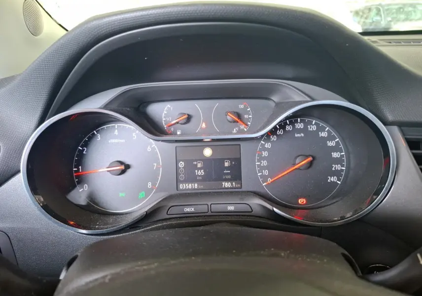 Vue rapprochée du tableau de bord de l'Opel Crossland gris clair 2024, affichant compte-tours, vitesse et indicateurs numériques.