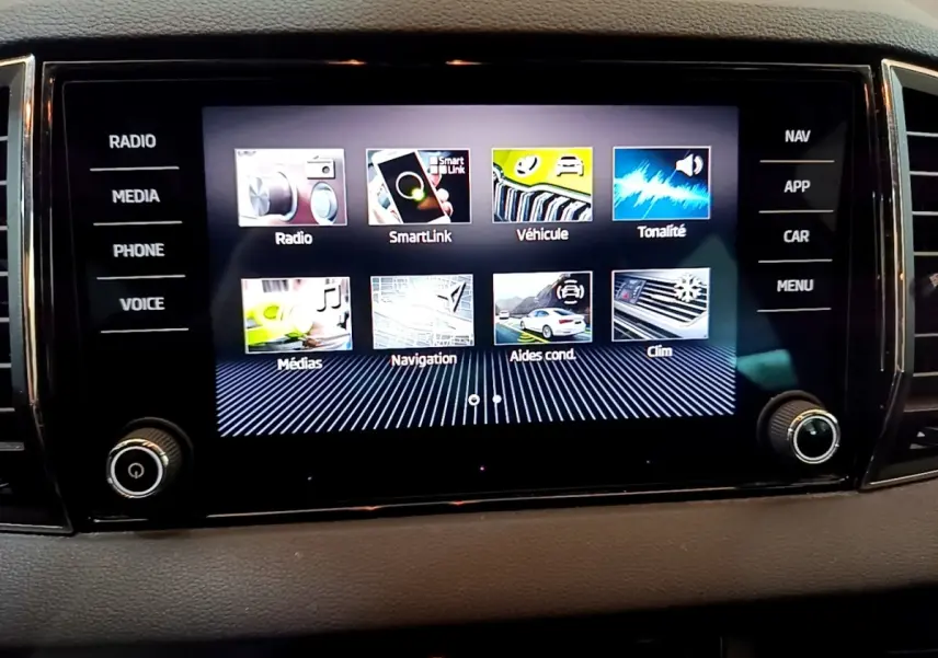 Écran tactile central du tableau de bord du Skoda Karoq 2022 affichant les menus multimédias et navigation.