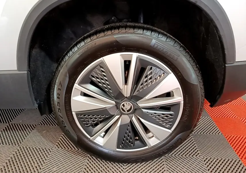 Gros plan sur la roue avant droite gris clair du Skoda Karoq 1.5 TSI 2022 avec jante alliage au design moderne.