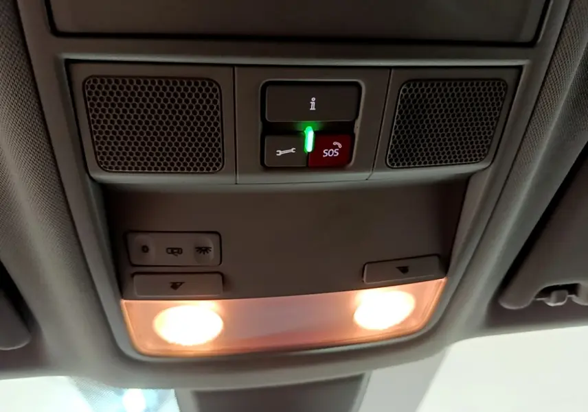 Vue intérieure du plafonnier gris clair du Skoda Karoq 2022 avec boutons d’éclairage et alerte SOS allumée.