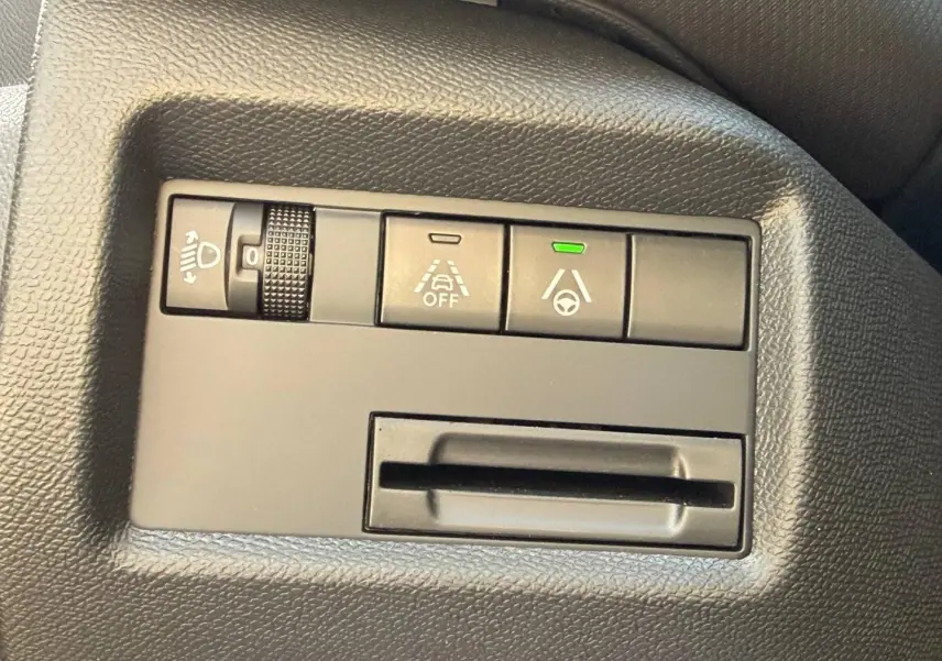 Gros plan sur les commandes d'assistance à la conduite du tableau de bord du Citroën C5 Aircross gris Platinium.