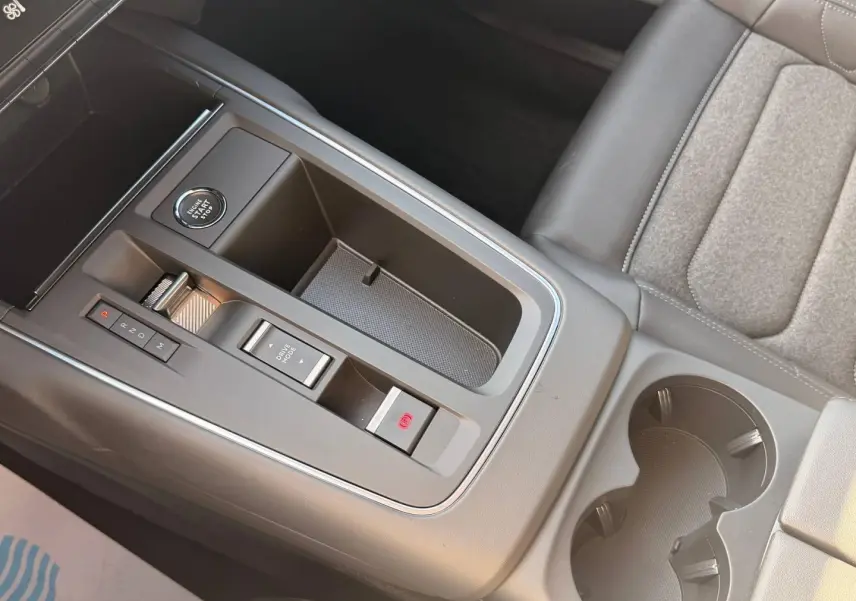 Gros plan sur la console centrale grise avec bouton start, levier de vitesses et porte-gobelets du Citroën C5 Aircross 2025.