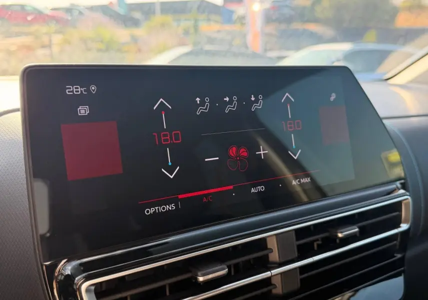 Écran tactile de climatisation affichant 18°C dans l'habitacle du Citroën C5 Aircross gris Platinium.