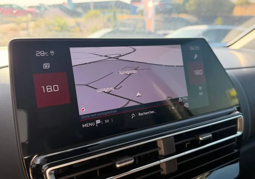 Écran tactile central affichant la navigation dans l'habitacle du Citroën C5 Aircross gris Platinium, vue de face.