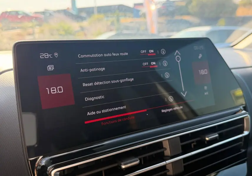 Écran tactile central du tableau de bord du Citroën C5 Aircross 2025 affichant les réglages d’aide à la conduite.