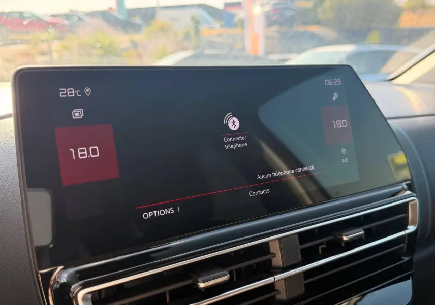 Écran tactile central du tableau de bord du Citroën C5 Aircross 2025 avec affichage de la climatisation à 18°C.