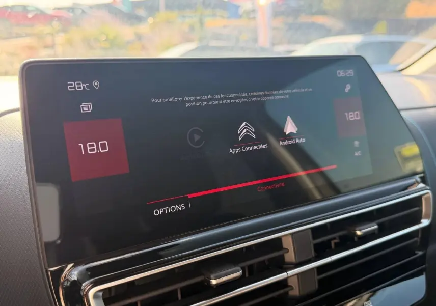 Écran tactile central affichant la connectivité Android Auto sur le tableau de bord du Citroën C5 Aircross 2025.