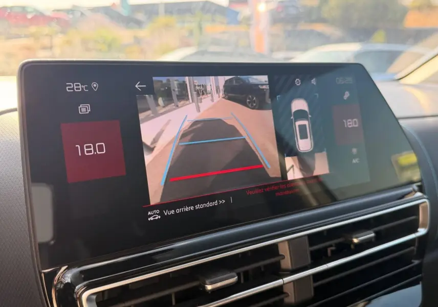Écran tactile intérieur du Citroën C5 Aircross 2025 montrant la caméra de recul et l'affichage de stationnement.