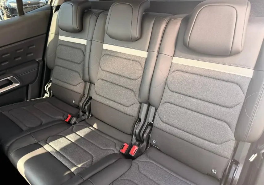 Vue intérieure sur la 2e rangée de sièges individuels gris foncé du Citroën C5 Aircross 2025, tissu et cuir.