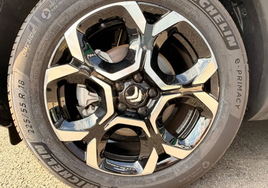 Gros plan sur la jante alu noire et argentée avec logo Citroën, montée sur un pneu Michelin 225/55 R18.