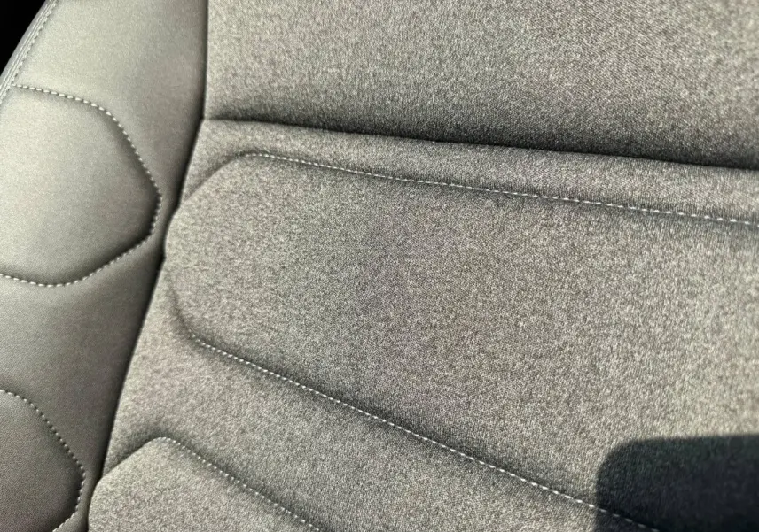 Détail du tissu brun chiné effet cuir noir du siège avant du Citroën C5 Aircross 2025.