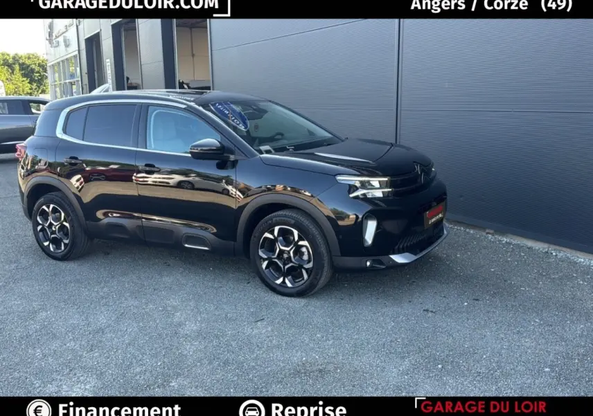 SUV Citroën C5 Aircross noir vu en 3/4 avant droit, avec jantes distinctives et carrosserie brillante.