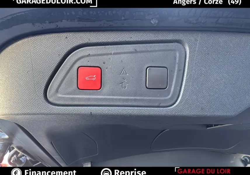 Gros plan sur les boutons de commande du hayon électrique dans le coffre d’un Citroën C5 Aircross noir.