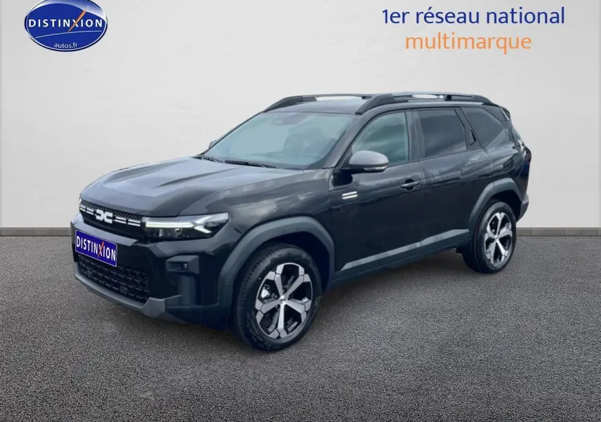 Dacia Bigster 1.8 hybrid noir en 3/4 avant droit, avec jantes diamantées et barres de toit visibles.