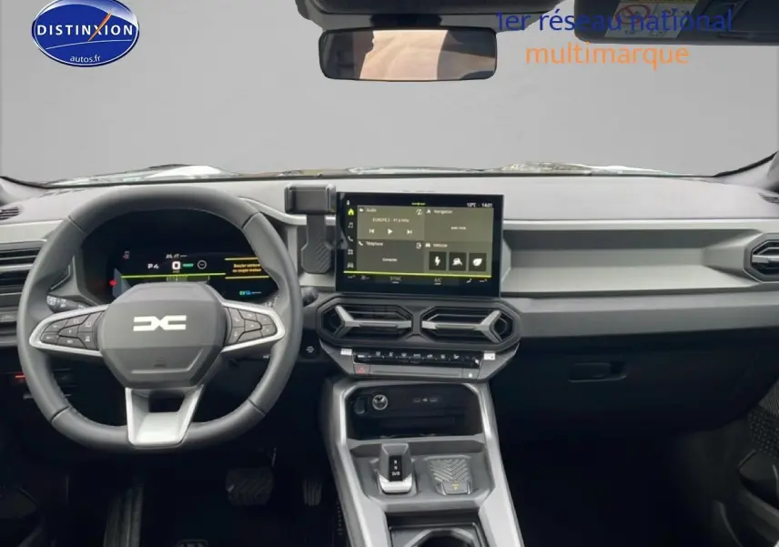 Vue frontale de l'habitacle du Dacia Bigster noir 2025, avec tableau de bord numérique et écran tactile central.