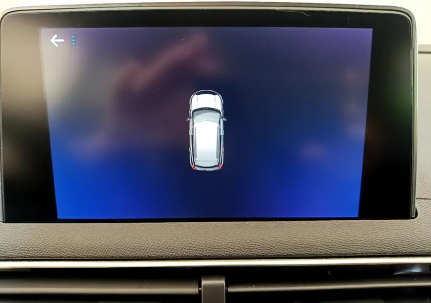 Écran tactile intérieur affichant une vue aérienne stylisée du Peugeot 3008 gris foncé Puretech 130 S&S Active.