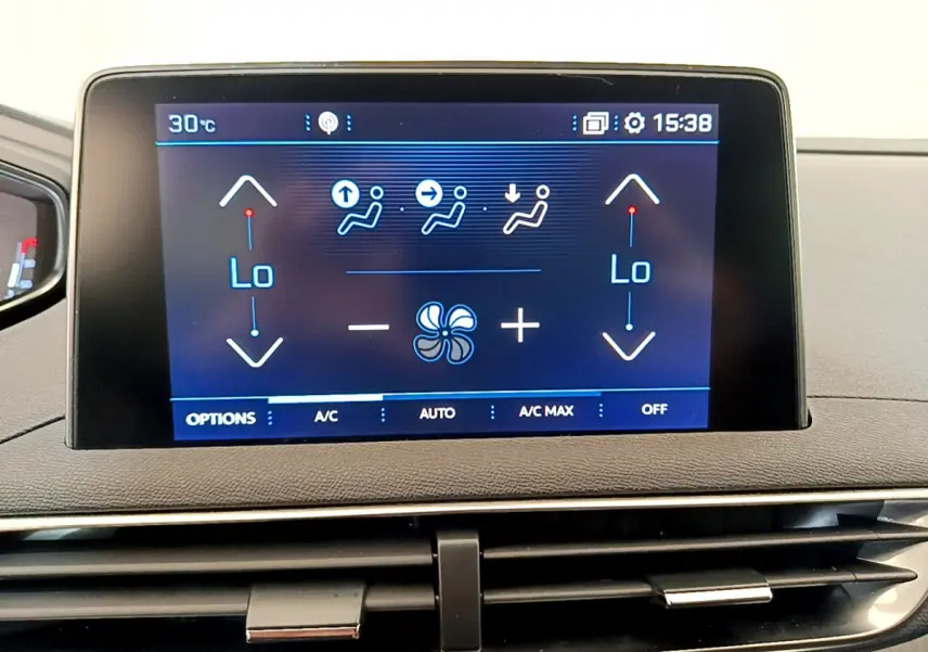 Écran tactile central affichant la climatisation bi-zone sur le tableau de bord du Peugeot 3008 gris foncé.