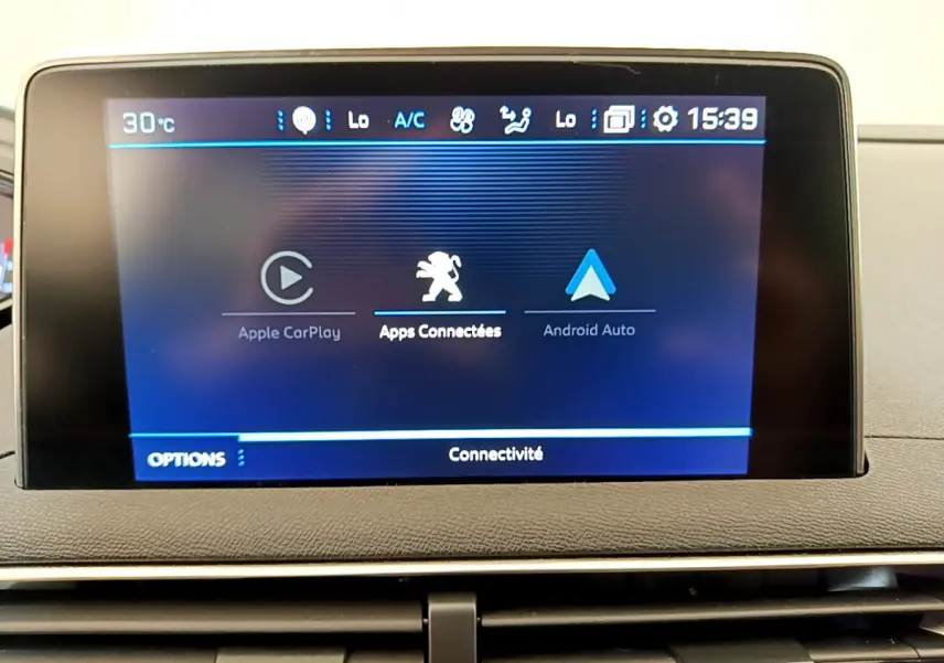 Écran tactile central du tableau de bord du Peugeot 3008 gris foncé, affichant les options Apple CarPlay et Android Auto.