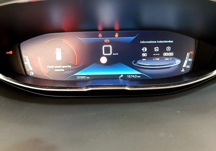 Affichage numérique du tableau de bord du Peugeot 3008 Puretech 130 S&S Active, avec informations instantanées et alertes ouvertes.