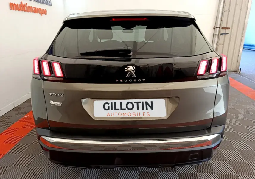 Vue arrière du Peugeot 3008 gris foncé avec feux LED caractéristiques et logo lion centré sur le hayon.