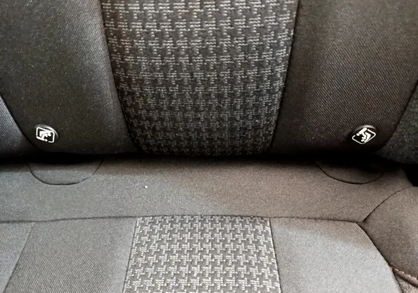 Gros plan sur la banquette arrière en tissu gris foncé du Peugeot 3008 Puretech 130 S&S ACTIVE 2020.