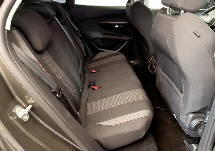 Vue intérieure côté gauche des sièges arrière noirs du Peugeot 3008 Puretech 130 S&S Active 2020, tissu avec motifs gris.