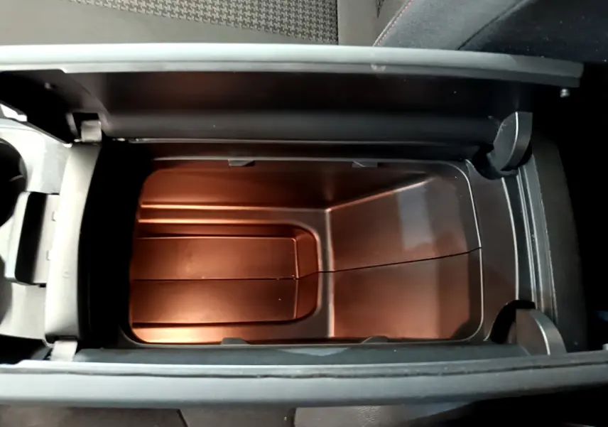 Vue en plongée du rangement réfrigéré noir dans l'accoudoir central du Peugeot 3008 gris foncé Puretech 130 S&S ACTIVE.