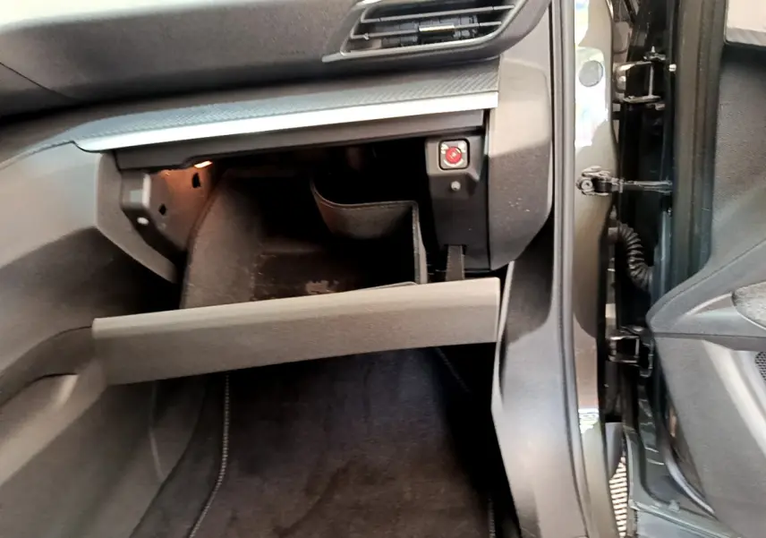 Vue intérieure côté passager du Peugeot 3008 gris foncé 2020, boîte manuelle, avec boîte à gants ouverte et éclairage intérieur.