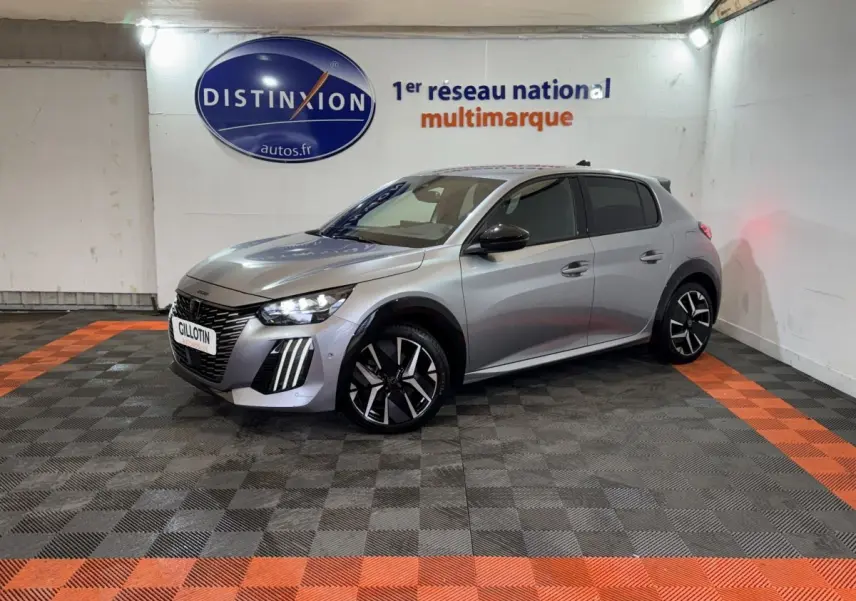 Peugeot 208 Hybrid gris clair vue 3/4 avant droit, avec phares LED et jantes alliage noires et argentées.