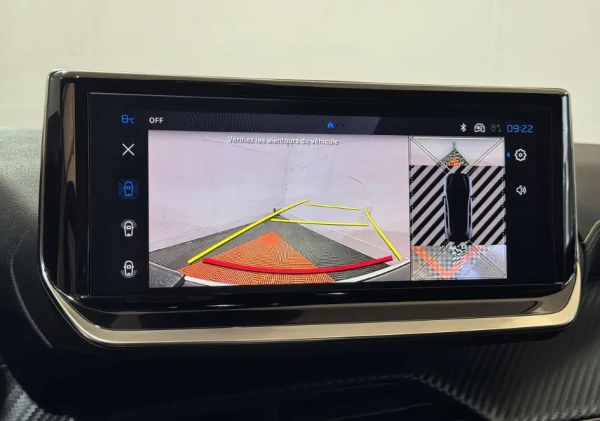 Écran tactile central affichant la caméra de recul et la vue 360° du Peugeot 208 Hybrid gris clair.