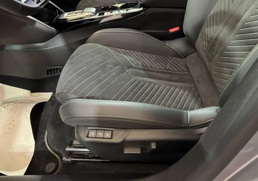 Gros plan sur le siège avant droit gris foncé en alcantara et cuir de la Peugeot 208 Hybrid 136 eDCS6 GT 2025.